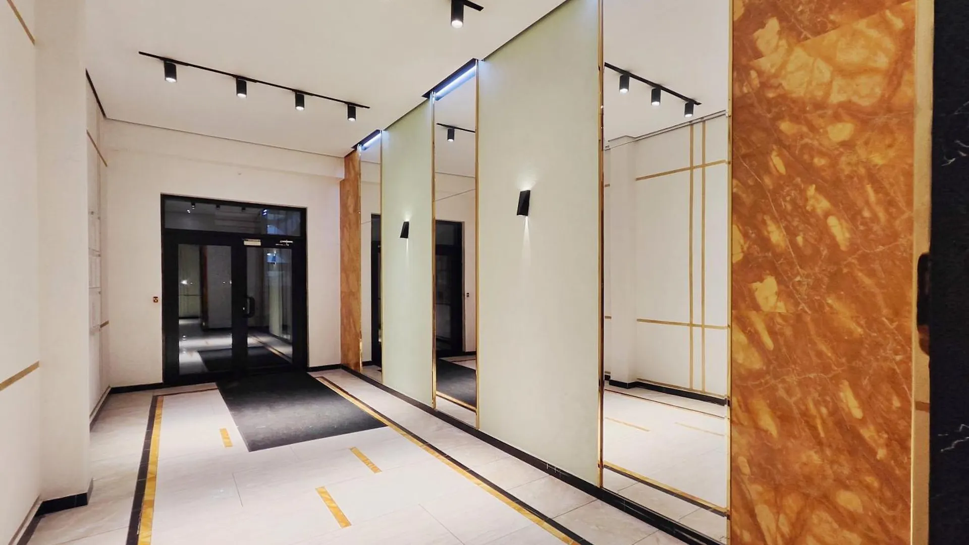Eastern Style Apartment In Golden Square! location